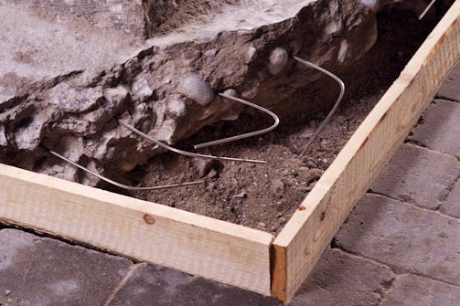 Støbt hjørne på trappe med forskalling: Hjørnet bygges op med forskallingsbrædder, der skrues sammen. Støbt hjørne på trappe med forskalling: Hjørnet bygges op med forskallingsbrædder, der skrues sammen.